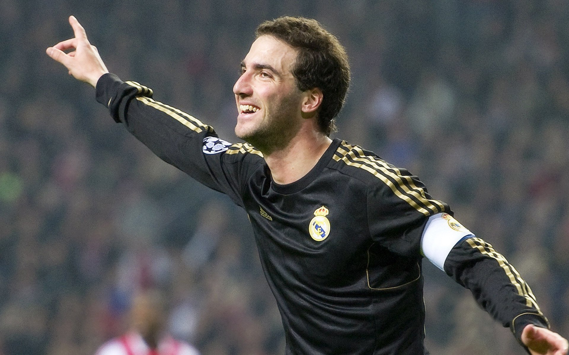 战术大师的指导：欧冠教练的“魔法”秘诀，欧冠战术分析